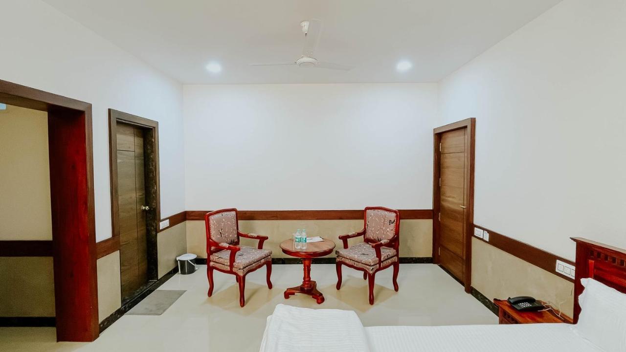 Hotel Tirth By Sonu'S อุจเจน ภายนอก รูปภาพ