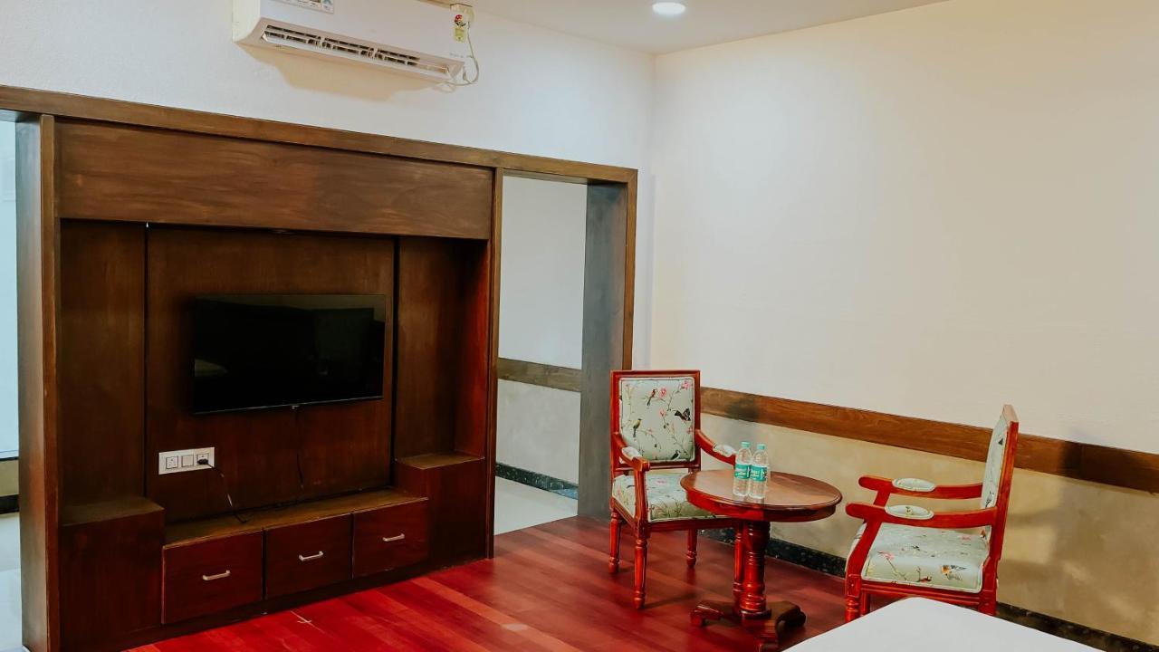 Hotel Tirth By Sonu'S อุจเจน ภายนอก รูปภาพ