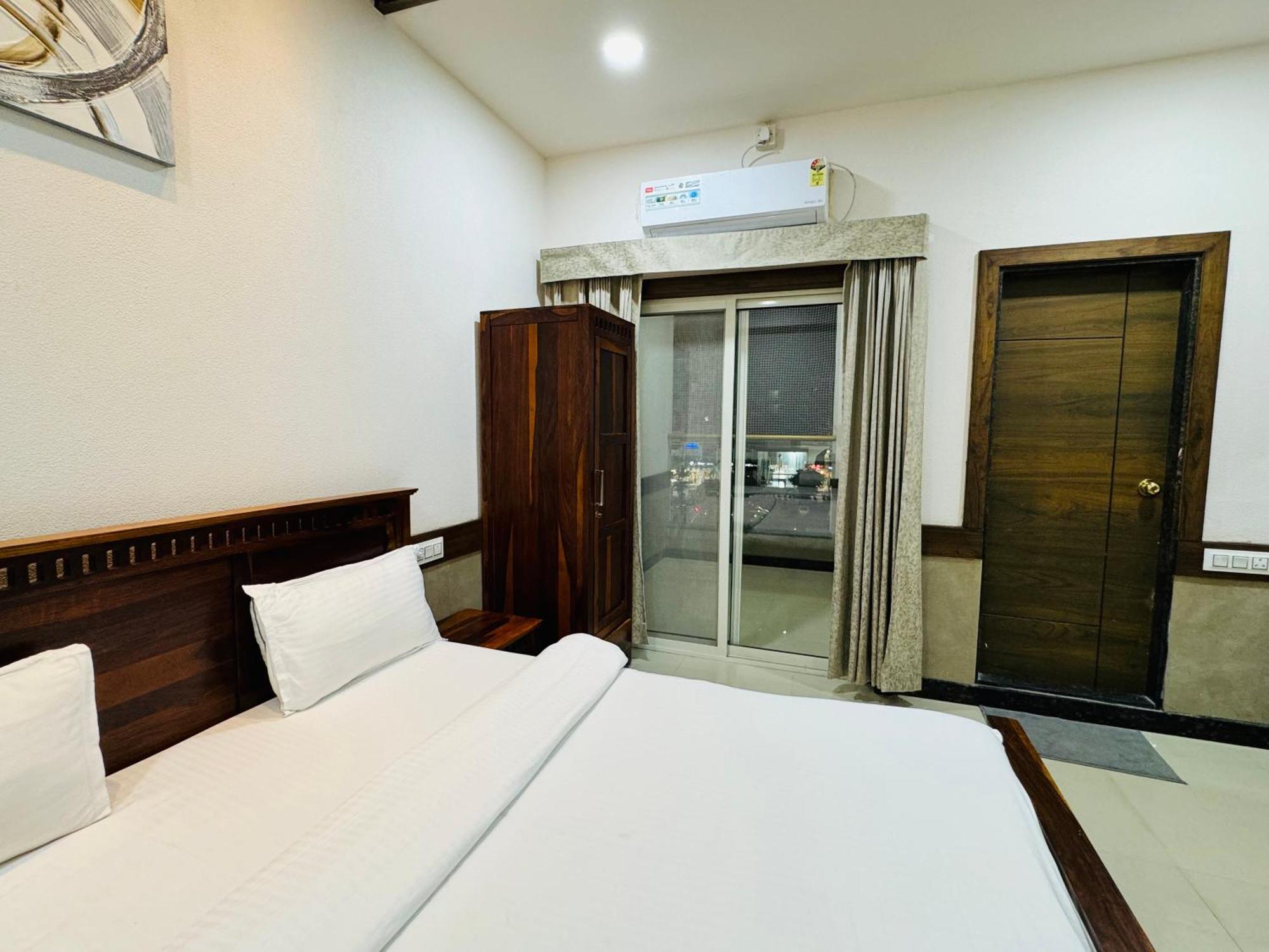 Hotel Tirth By Sonu'S อุจเจน ภายนอก รูปภาพ