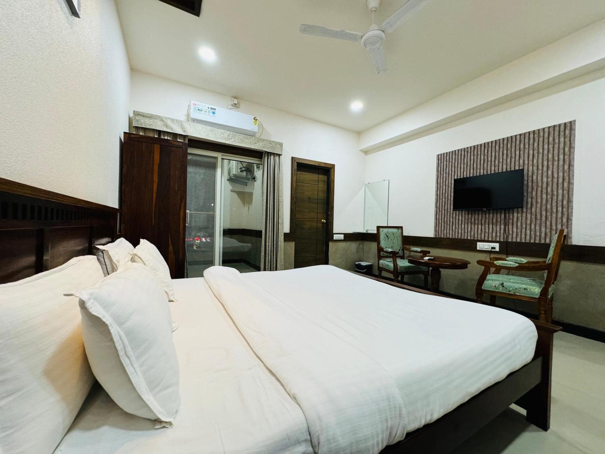 Hotel Tirth By Sonu'S อุจเจน ภายนอก รูปภาพ