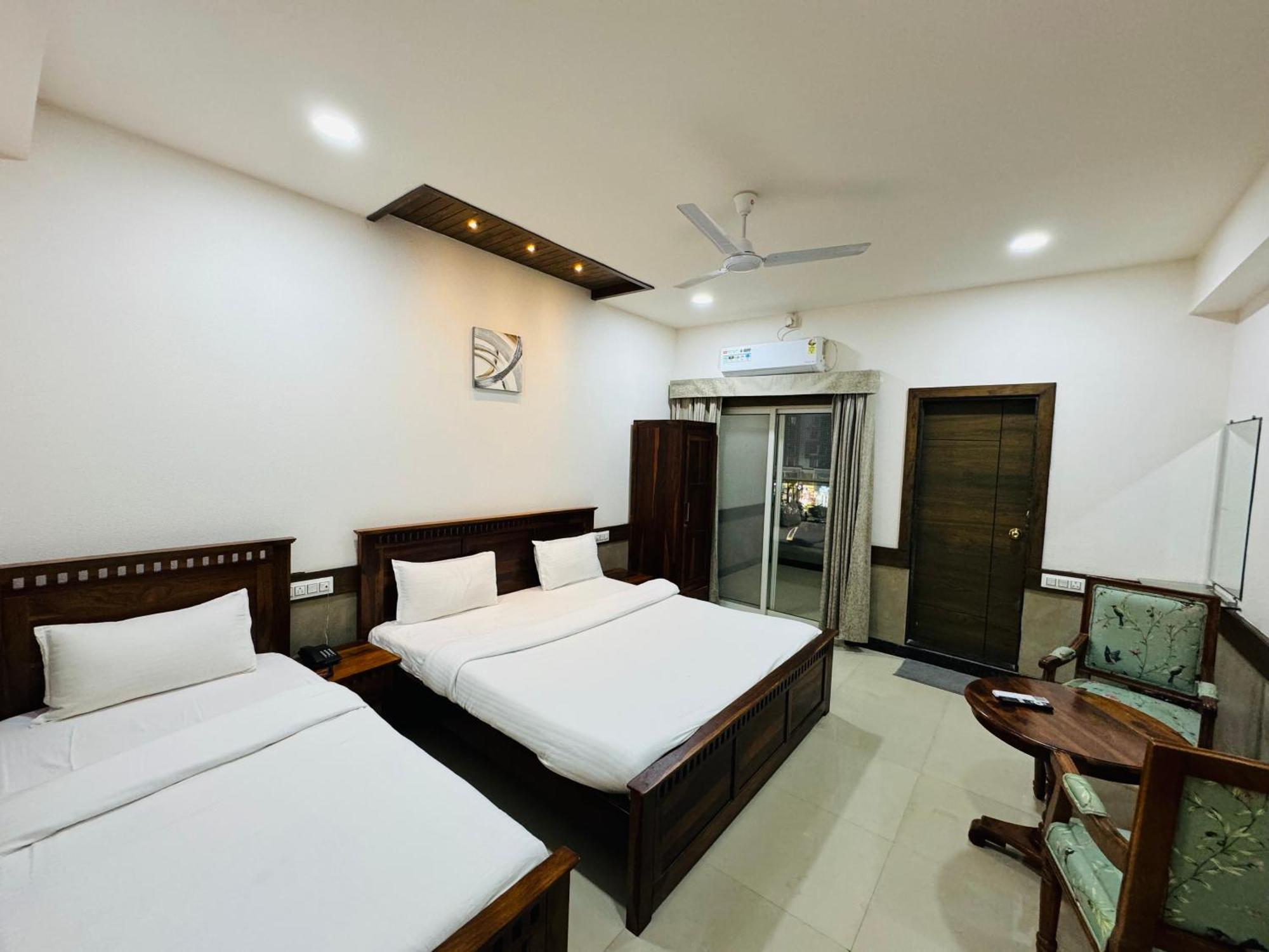 Hotel Tirth By Sonu'S อุจเจน ภายนอก รูปภาพ