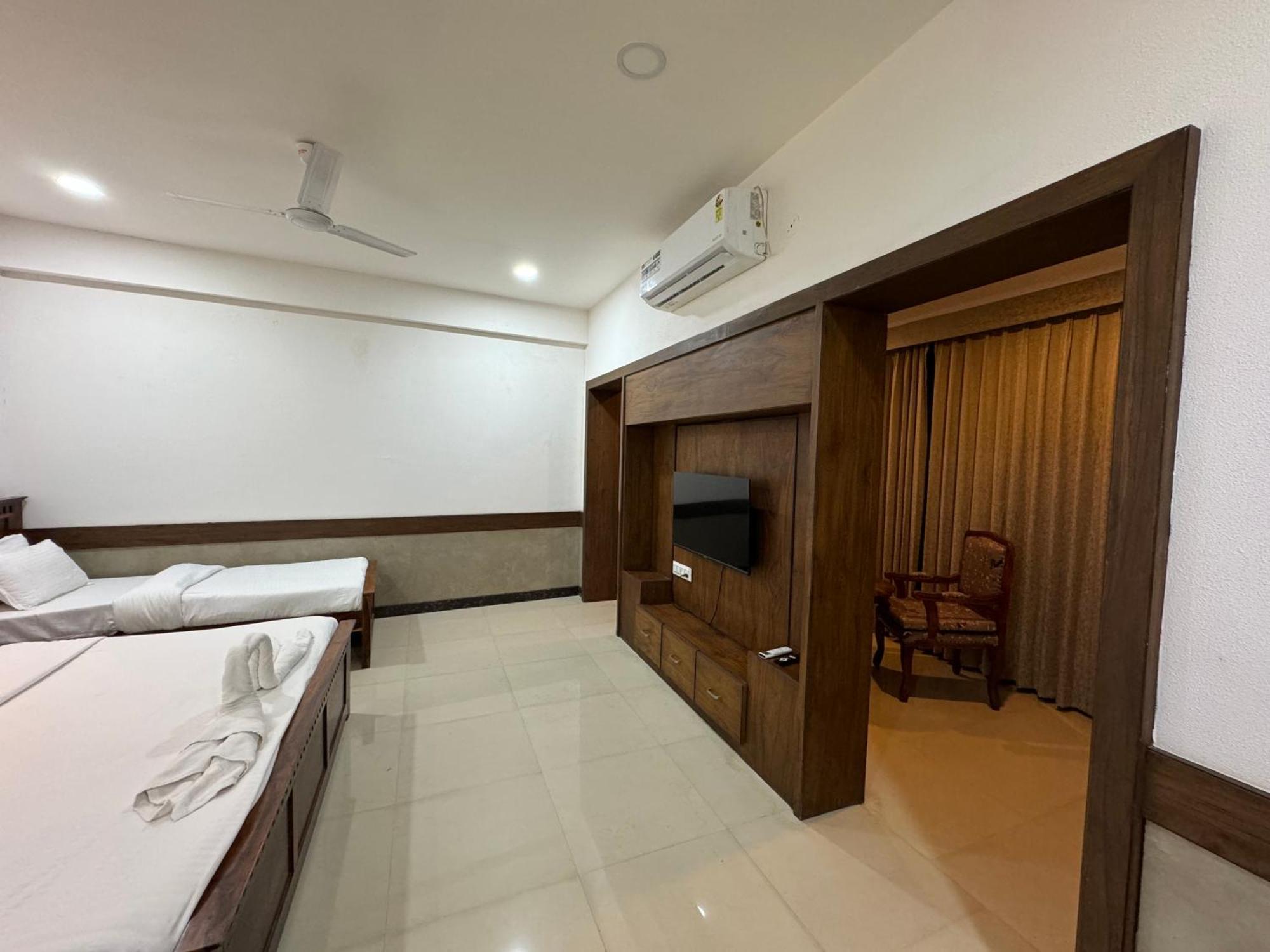 Hotel Tirth By Sonu'S อุจเจน ภายนอก รูปภาพ
