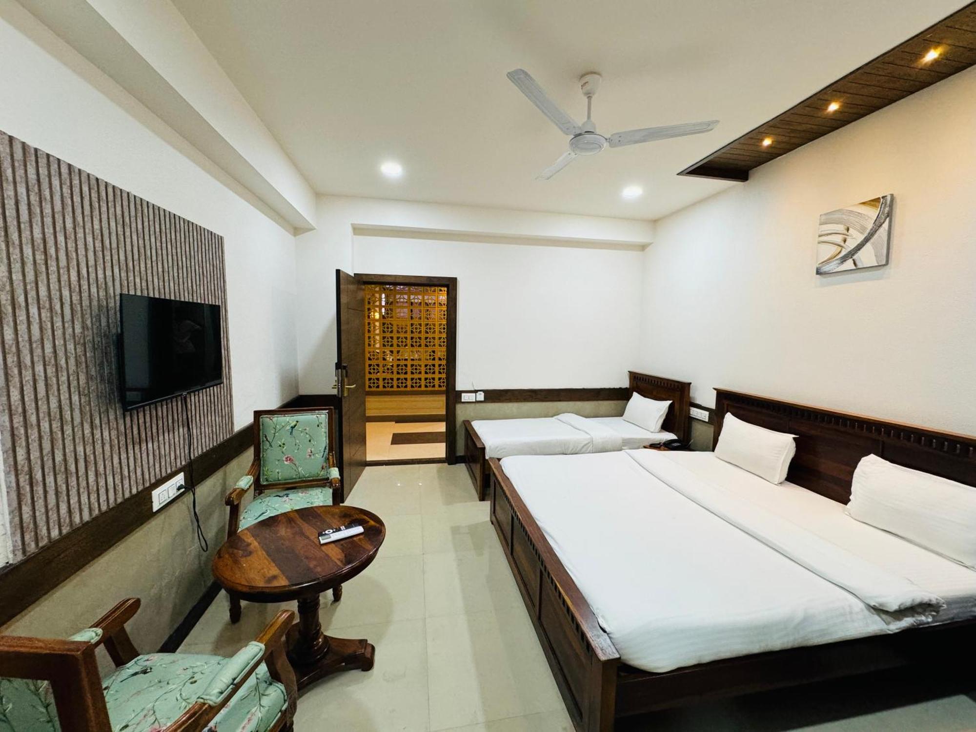 Hotel Tirth By Sonu'S อุจเจน ภายนอก รูปภาพ