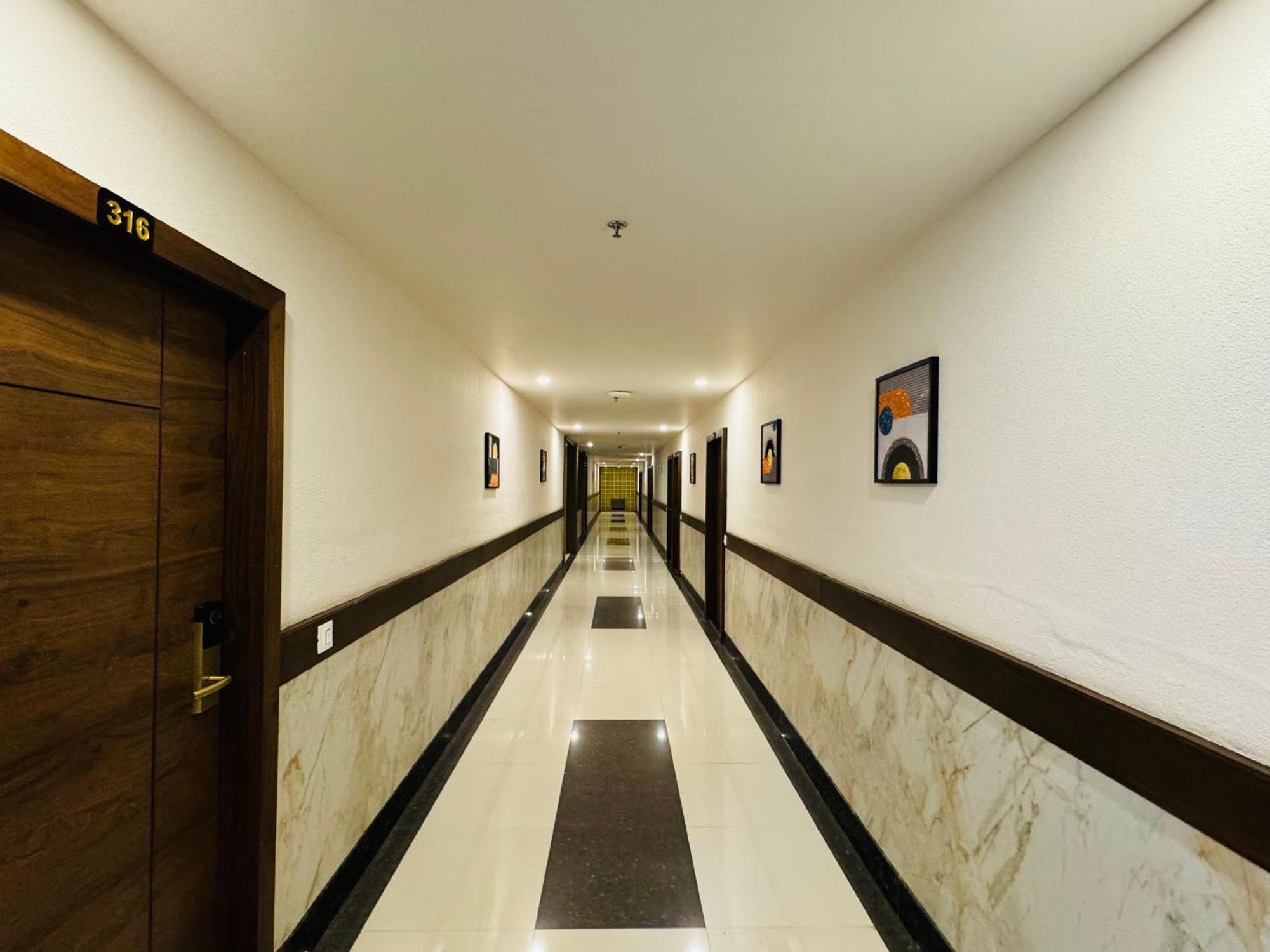 Hotel Tirth By Sonu'S อุจเจน ภายนอก รูปภาพ