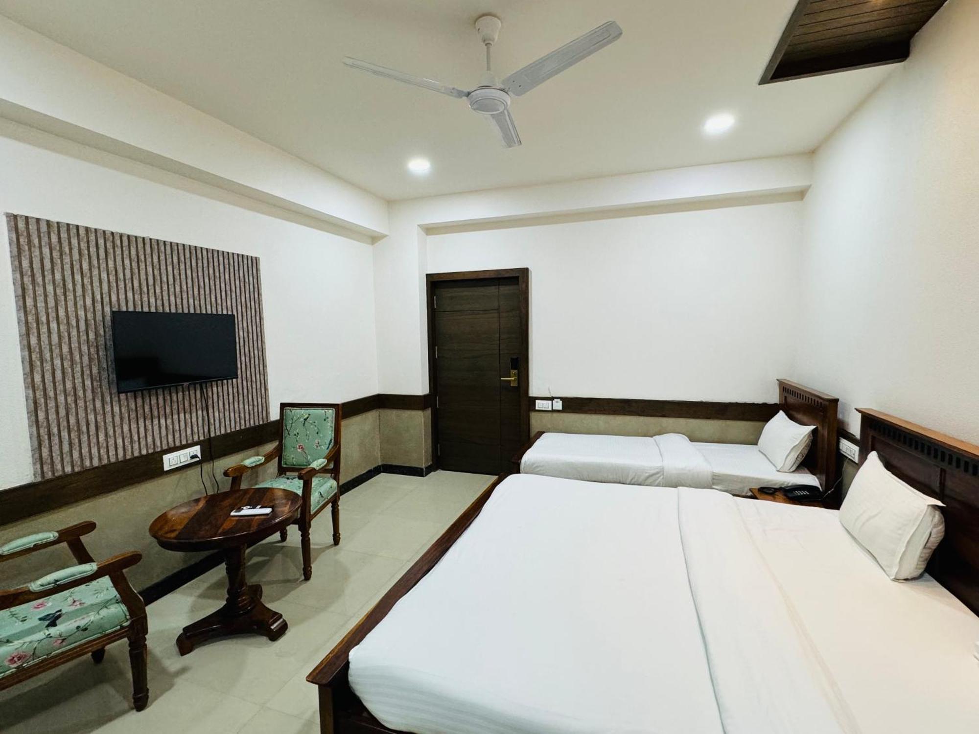 Hotel Tirth By Sonu'S อุจเจน ห้อง รูปภาพ